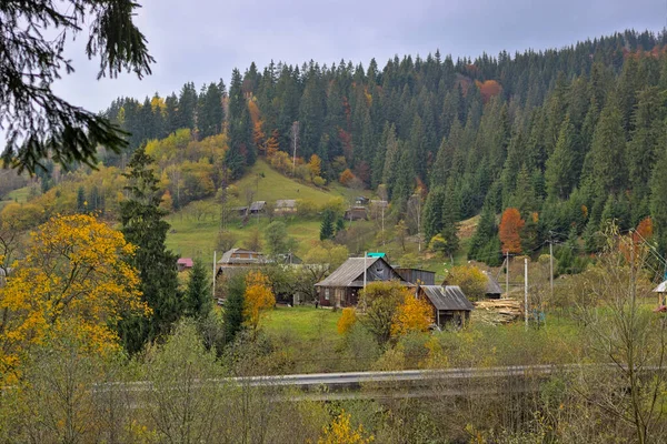 Malá Vesnice Horském Údolí Podzimní Horská Krajina Ukrajinských Karpat Žluté — Stock fotografie