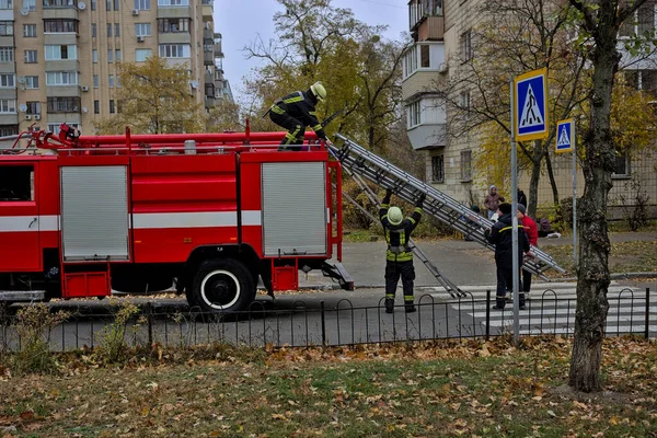 Kijev Ukrajna Október 2021 Nagy Piros Tűzoltóautó Tűzoltókkal Vészhelyzeti Létrával — Stock Fotó