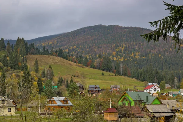 Bir Dağ Vadisinde Küçük Bir Köy Ukrayna Karpatları Ndaki Sonbahar — Stok fotoğraf