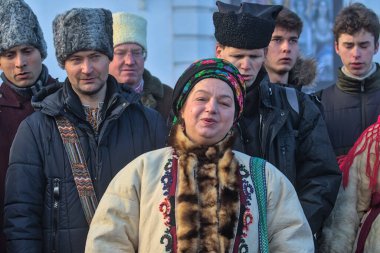 Kyiv, Ukrayna - 25 Aralık 2021: St. Sophia Katedrali. Geleneksel Verteps Noel Töreni (İsa 'nın Doğumu Sahnesi), Noel yıldızları, Noel şarkıları. Karnaval kıyafetli insanlar Noel şarkıları söylüyor..