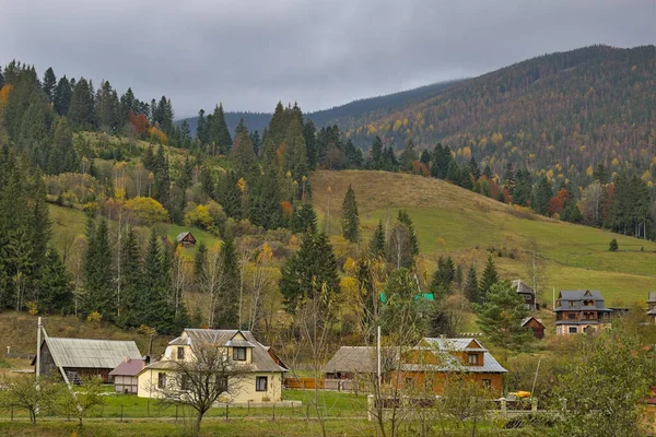 Malá Vesnice Horském Údolí Podzimní Horská Krajina Ukrajinských Karpat Žluté — Stock fotografie