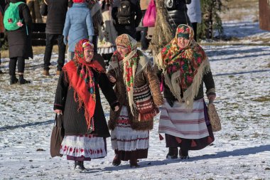 Kyiv, Ukrayna - 7 Ocak 2022: Ortodoks Noel kutlamaları sırasında Ukraynalılar ulusal kostüm giydiler. Ukrayna 'da Noel doğumu sahnesi. Eski kış gelenekleri.