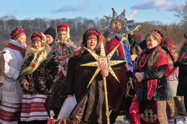 Kyiv, Ukrayna - 7 Ocak 2022: Ortodoks Noel kutlamaları sırasında Ukraynalılar ulusal kostüm giydiler. Ukrayna 'da Noel doğumu sahnesi. Eski kış gelenekleri.