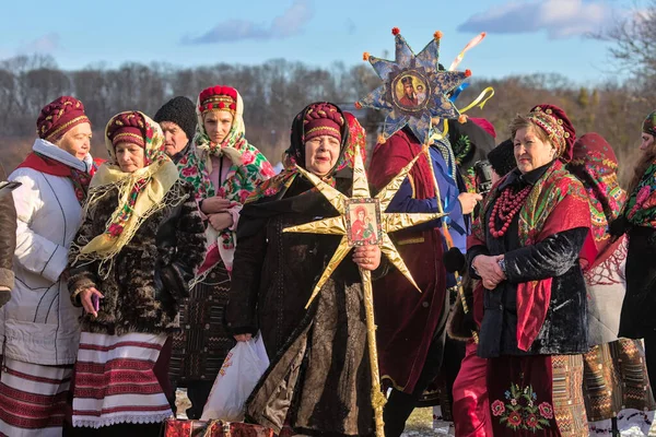 Kyiv, Ukrayna - 7 Ocak 2022: Ortodoks Noel kutlamaları sırasında Ukraynalılar ulusal kostüm giydiler. Ukrayna 'da Noel doğumu sahnesi. Eski kış gelenekleri.