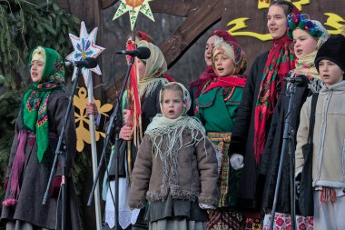 Kyiv, Ukrayna - 7 Ocak 2022: Ortodoks Noel kutlamaları sırasında Ukraynalılar ulusal kostüm giydiler. Ukrayna 'da Noel doğumu sahnesi. Eski kış gelenekleri.