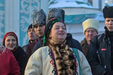 Kyiv, Ukrayna - 25 Aralık 2021: St. Sophia Katedrali. Geleneksel Verteps Noel Töreni (İsa 'nın Doğumu Sahnesi), Noel yıldızları, Noel şarkıları. Karnaval kıyafetli insanlar Noel şarkıları söylüyor..