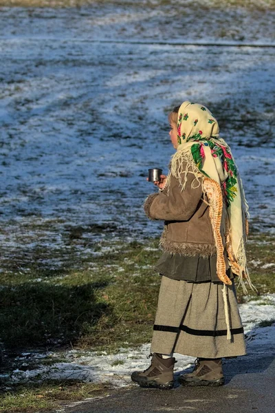 乌克兰基辅 2022年1月7日 参与者传统的圣诞游行 Christmas Verteps Parade 在寒冷的天气里 一个身穿民族服装的女孩拿着一个装有温水的杯子 冬季室外图像 — 图库照片
