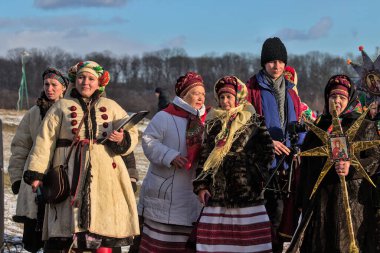 Kyiv, Ukrayna - 7 Ocak 2022: Ortodoks Noel kutlamaları sırasında Ukraynalılar ulusal kostüm giydiler. Ukrayna 'da Noel doğumu sahnesi. Eski kış gelenekleri.