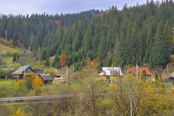 Ein Kleines Dorf Einem Gebirgstal Herbstliche Berglandschaft Den Ukrainischen Karpaten — Stockfoto