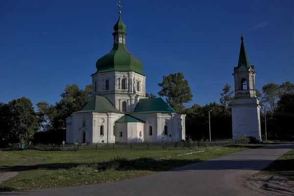 ウクライナのセドニフでキリストの復活の石の教会 1690年に建てられました 神聖な建築の優れた例です いわゆるコサック バロック 夜の照明 — ストック写真