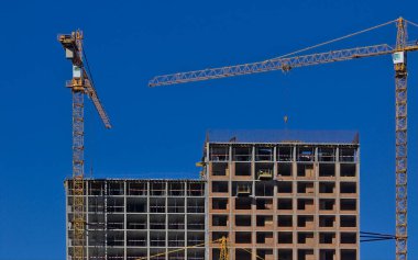 Yüksek katlı bir konut kompleksinin modern yapısının soyut bir parçası. Modern apartman inşaatı. Mavi gökyüzü.