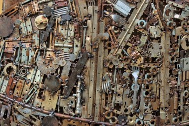 Grunge arkaplan, paslı metal detaylar. Dişliler, çatallar, tesisatlar, kablolar ve diğer eski ürünler düz olmayan demir levhalara kaynaklanıyor. Geçmişleri ve grunge tasarımları için mükemmel. Steampunk grunge dokusu.