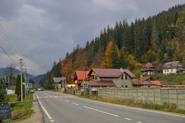 Ivano Frankivsk Oblast Ucrania Octubre 2020 Camino Pequeño Pueblo Situado — Foto de Stock