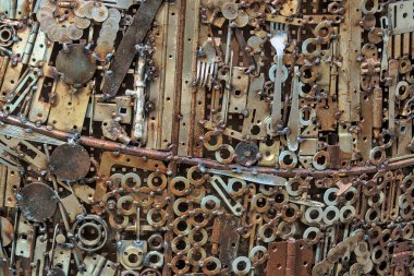 Grunge arkaplan, paslı metal detaylar. Dişliler, çatallar, tesisatlar, kablolar ve diğer eski ürünler düz olmayan demir levhalara kaynaklanıyor. Geçmişleri ve grunge tasarımları için mükemmel. Steampunk grunge dokusu.