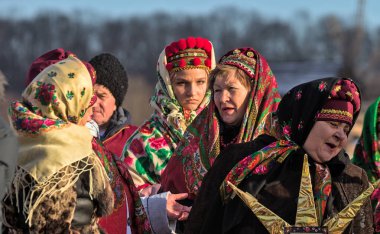 Kyiv, Ukrayna - 7 Ocak 2022: Ortodoks Noel kutlamaları sırasında Ukraynalılar ulusal kostüm giydiler. Ukrayna 'da Noel doğumu sahnesi. Eski kış gelenekleri.