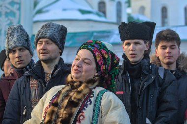 Kyiv, Ukrayna - 25 Aralık 2021: St. Sophia Katedrali. Geleneksel Verteps Noel Töreni (İsa 'nın Doğumu Sahnesi), Noel yıldızları, Noel şarkıları. Karnaval kıyafetli insanlar Noel şarkıları söylüyor..