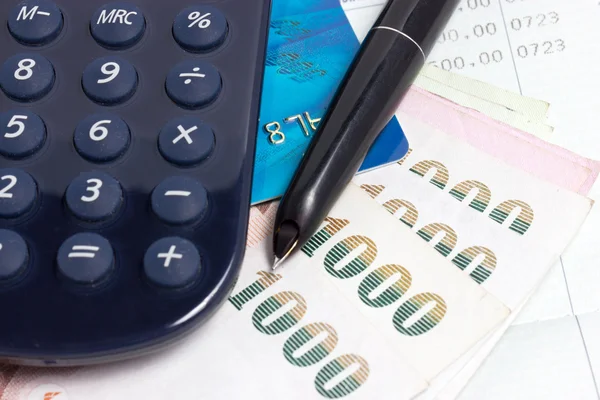 Cartão de crédito, notas bancárias tailandesas e calculadora com livro bancário . — Fotografia de Stock