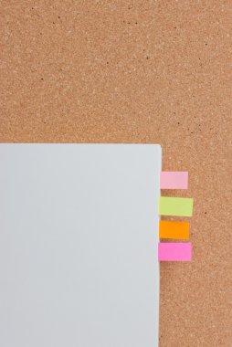Not Defteri ile horoz-board üzerinde uyarı mektubu yapıştırma.