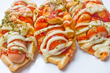 taze sosis ekmek ile