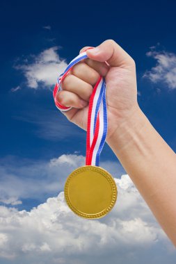 Beyaz arka plan üzerinde izole adamın elinde altın madalya.