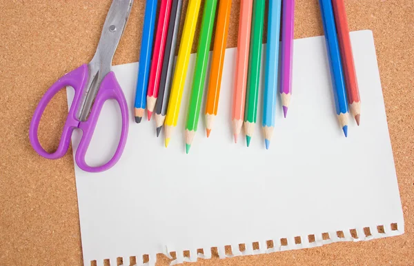 बोर्ड पर रंग पेंसिल, रिक्त कागज और कैंची . — स्टॉक फ़ोटो, इमेज