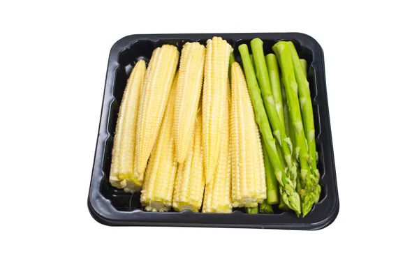 Espárragos y maíz bebé en recipiente negro aislado en bac blanco — Foto de Stock