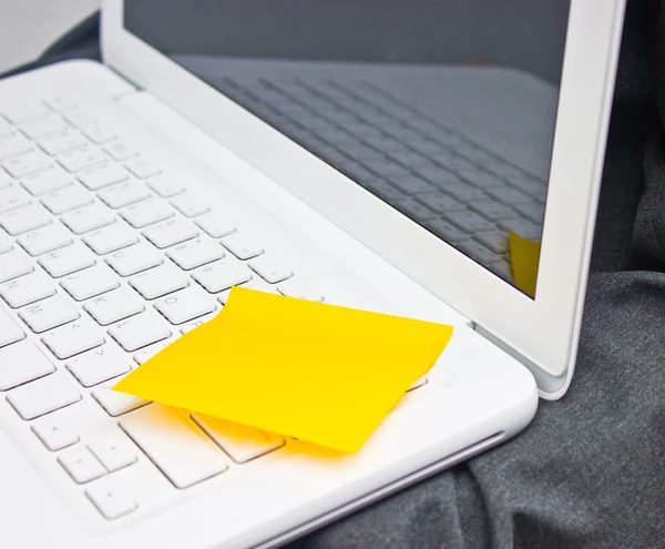 Gelbe Haftnotiz auf weißem Laptop. — Stockfoto