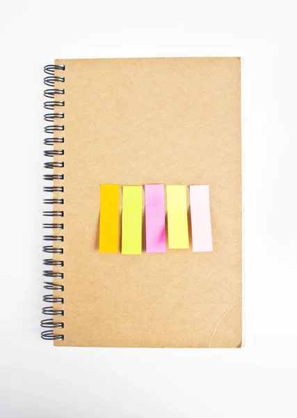 Kleurrijke kleverige nota's op van de notebook cover. — Stockfoto