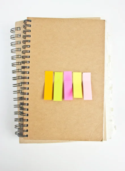 Notes collantes colorées sur la couverture du carnet . — Photo