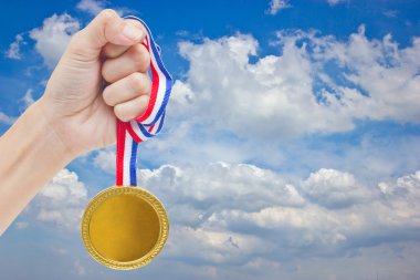 renkli kalemler, boş kağıt, makas gemide.