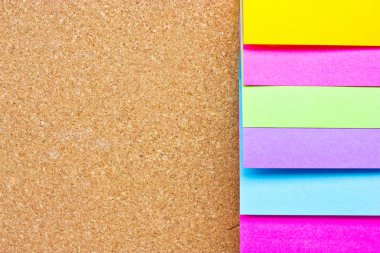 ahşap tahta üzerinde altı renkli yapışkan notlar.