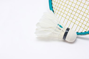 Beyaz arka plan üzerinde izole badminton raket ile raketle.