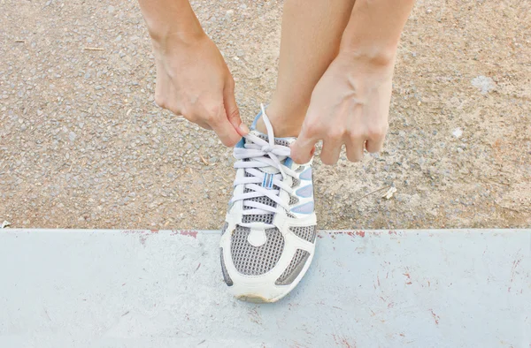 The girl tying running shoes — Stock Photo, Image