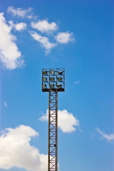 Világító torony, a stading stadion, a kék ég. — Stock Fotó