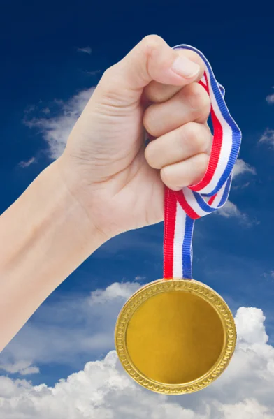 Medaglia d'oro nella mano della donna isolata su sfondo bianco . — Foto Stock