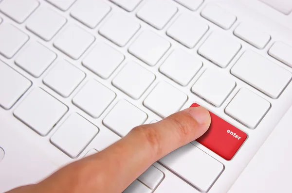 Finger drücken auf die Tastatur. — Stockfoto