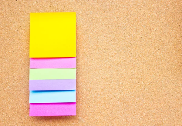 Šest barevné poznámky sticky notes na dřevěné desce. — Stock fotografie