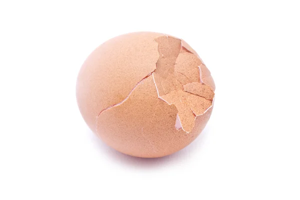 壊れた卵の白い背景で隔離のクローズ アップ. — ストック写真