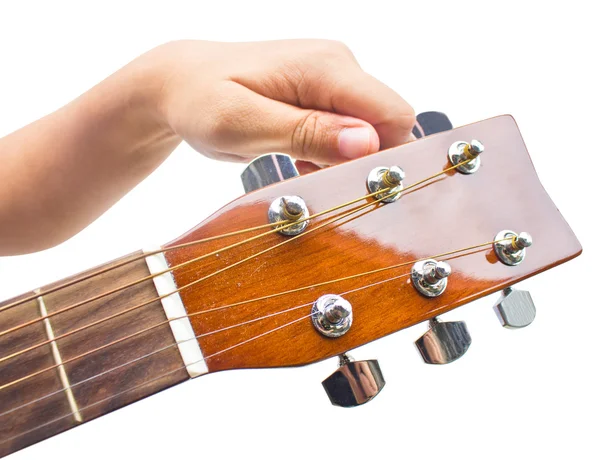 Ручная настройка гитары из головного убора на белом фоне — стоковое фото