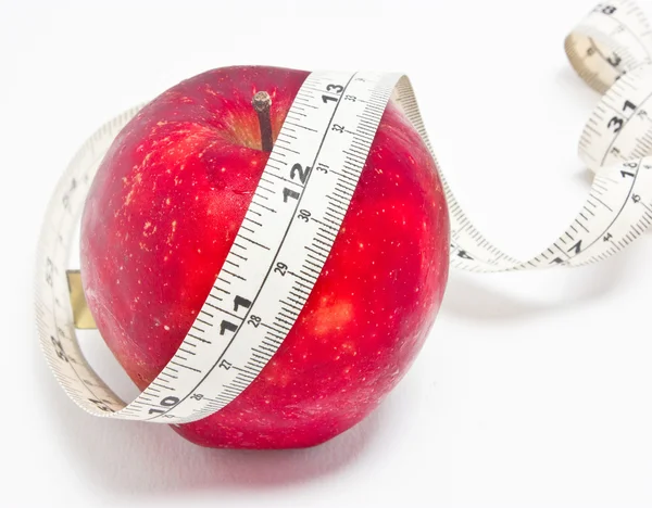 Manzana roja y cinta métrica aislada sobre fondo blanco . —  Fotos de Stock