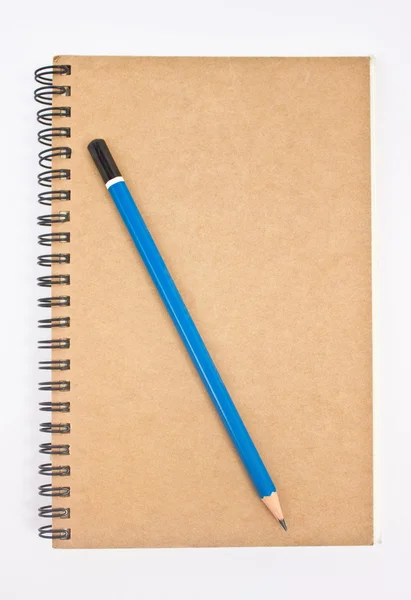 Blauwe potlood op van bruin notebook cover. — Stockfoto