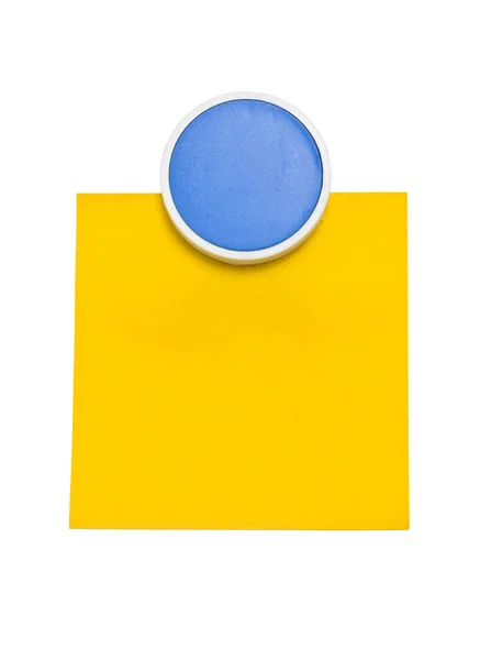 Niebieski uchwyt z żółtą karteczkę na białym tle. — Zdjęcie stockowe
