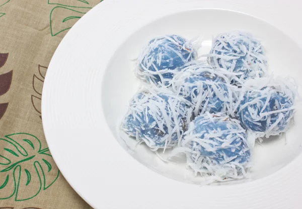 Postre de tradición tailandesa con plátano y rodajas de coco — Foto de Stock