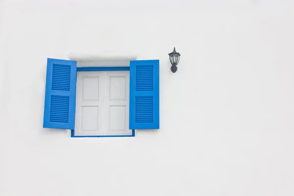 Синее открытое окно с копировальным пространством . — стоковое фото