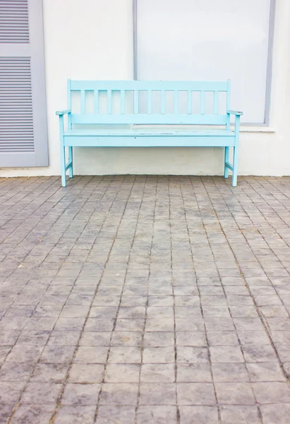 Chaise en bois bleu sur le trottoir . — Photo