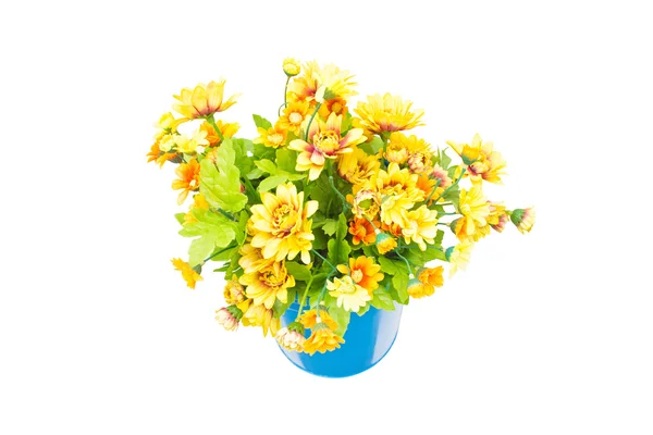 Plastové žluté květy s kovovou modrou vázu pověsit na zeď. — Stock fotografie