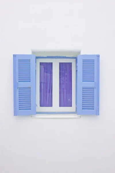 Abrir ventana violeta oscura en la pared blanca con espacio de copia . —  Fotos de Stock