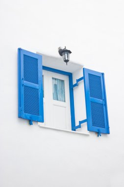 beyaz duvar ile mavi açık pencere.