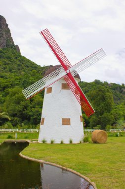 yel değirmeni, hay roll, yeşil alan ve kanal. grupta göster.