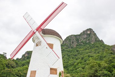 dağ ile yel değirmeni.